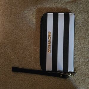 ****SaLE Alert****EUC Michael Kors Wallet Clutch